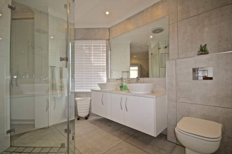To Let 5 Bedroom Property for Rent in Sunset Beach Western Cape